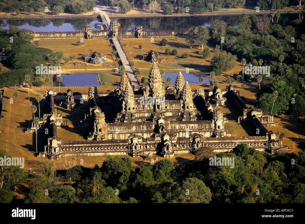 Foto Angkor Wat saat matahari terbenam.