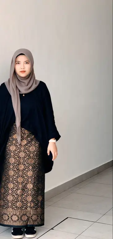 Gadis anime mengenakan baju kurung