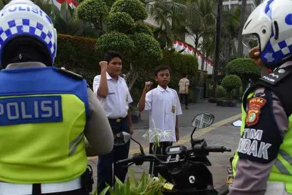 Orang-orang mengantre untuk layanan SIM Keliling