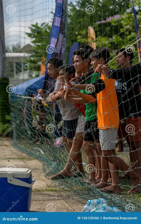 Para penggemar sepak bola Kamboja