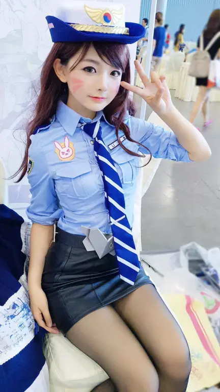 Gambar berkualitas tinggi dari cosplay anime dengan detail kostum yang luar biasa.