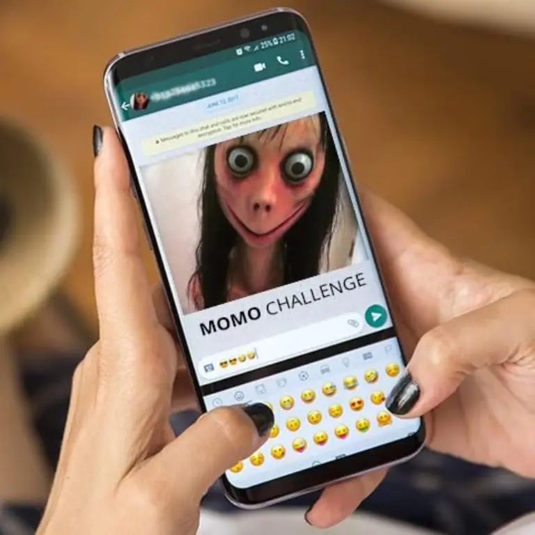 Patung Momo yang menyeramkan