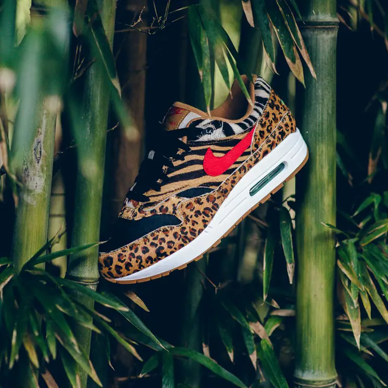 Seseorang yang mengenakan sepatu Atmos x Nike Air Max 1 Animal