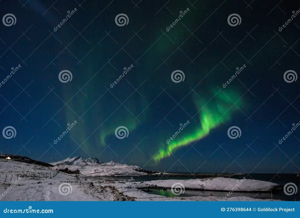 Gambar indah aurora borealis di atas lanskap Arktik