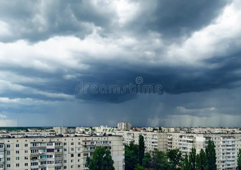 Awan badai gelap di atas kota