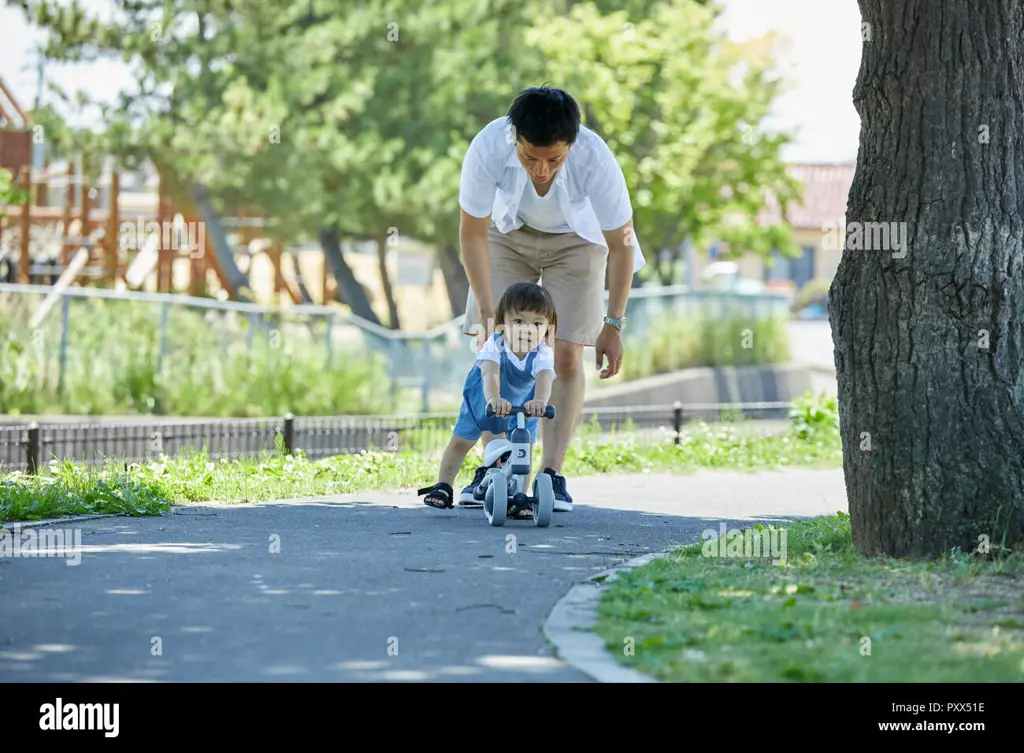 Gambar ayah dan anak laki-laki Jepang yang sedang berbicara