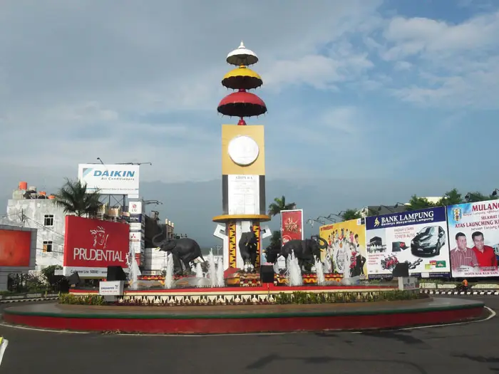 Gambar pemandangan kota Bandar Lampung yang modern dan ramai.