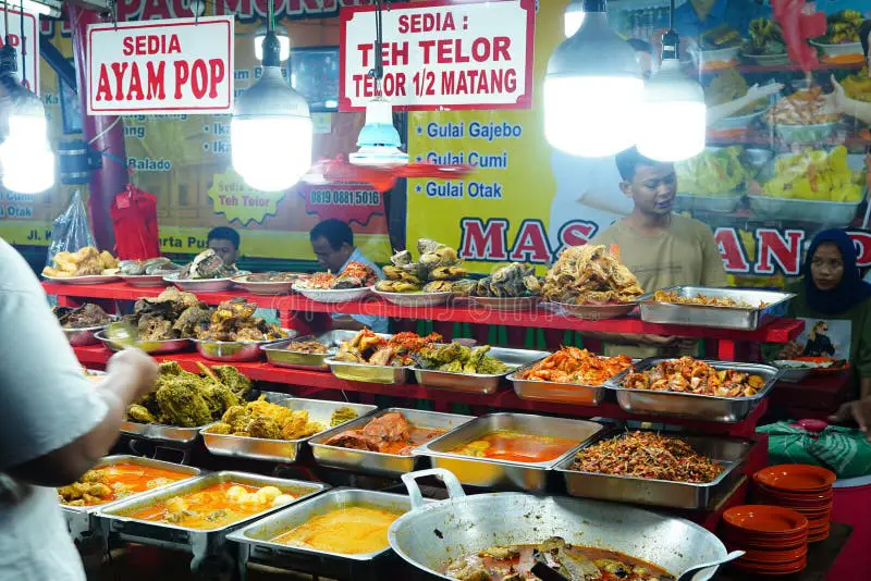 Suasana kuliner khas Indonesia di sekitar Bandar Susu Jelambar