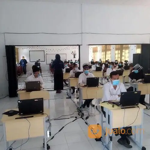 Seorang pekerja sedang bekerja di cafe di Bandar Lampung