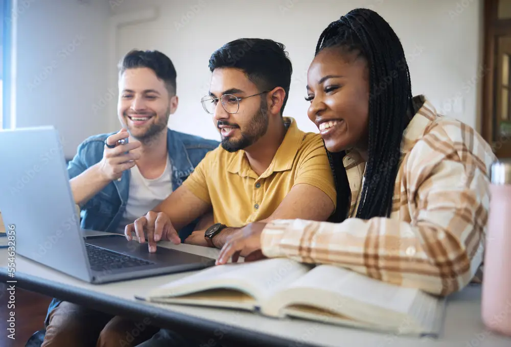 Sebuah gambar yang menampilkan beberapa mahasiswa sedang belajar bersama secara online.