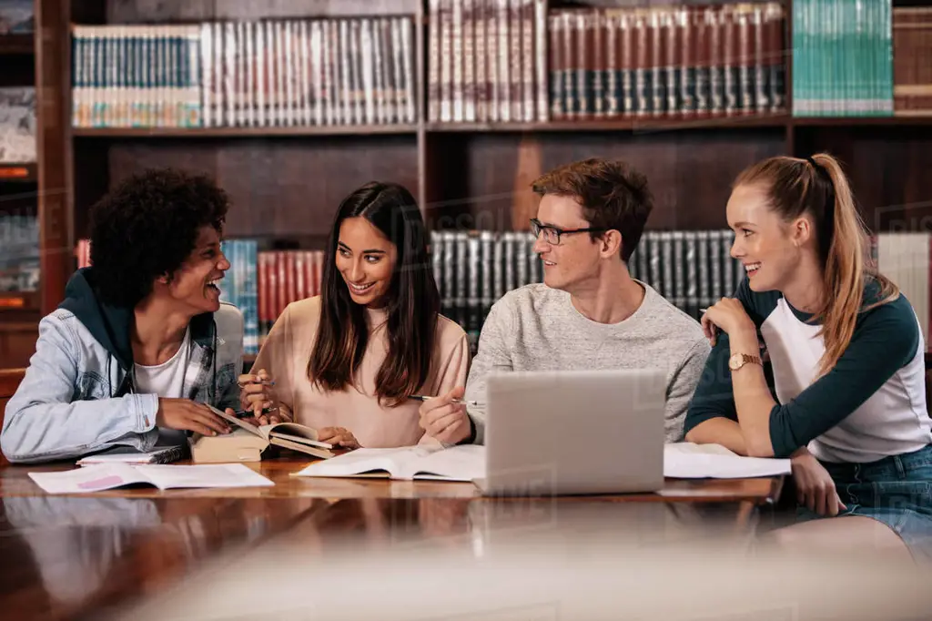 Gambar teman-teman belajar bersama di perpustakaan