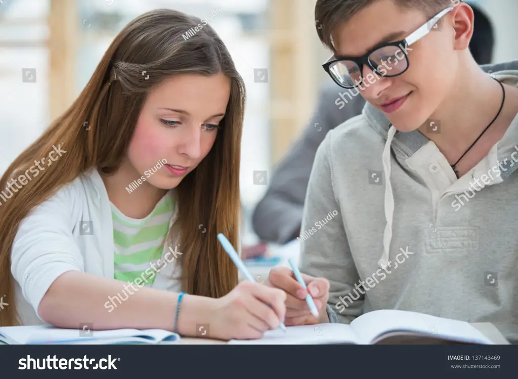 Siswa SMA belajar bersama di perpustakaan.