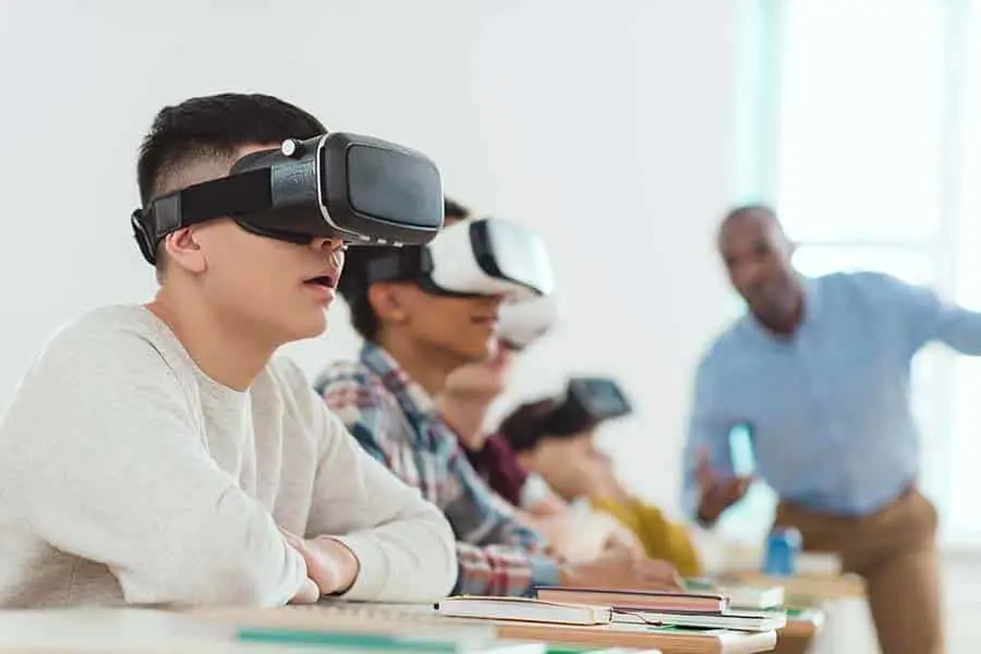 Siswa menggunakan headset VR untuk belajar