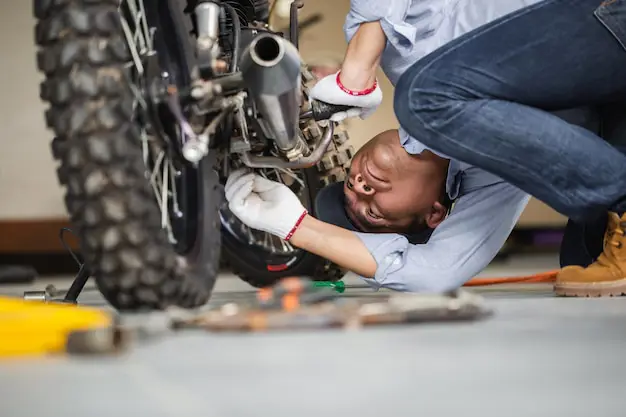 Teknisi handal di bengkel Bintang Motor sedang memperbaiki motor