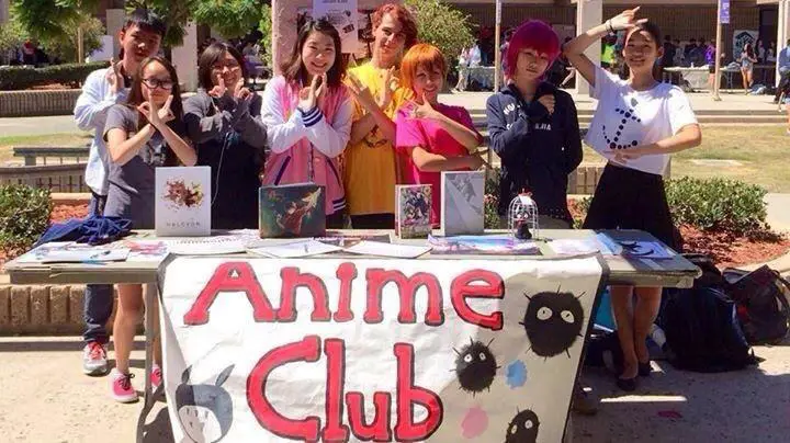 Gambar anime yang menampilkan berbagai aktivitas klub sekolah