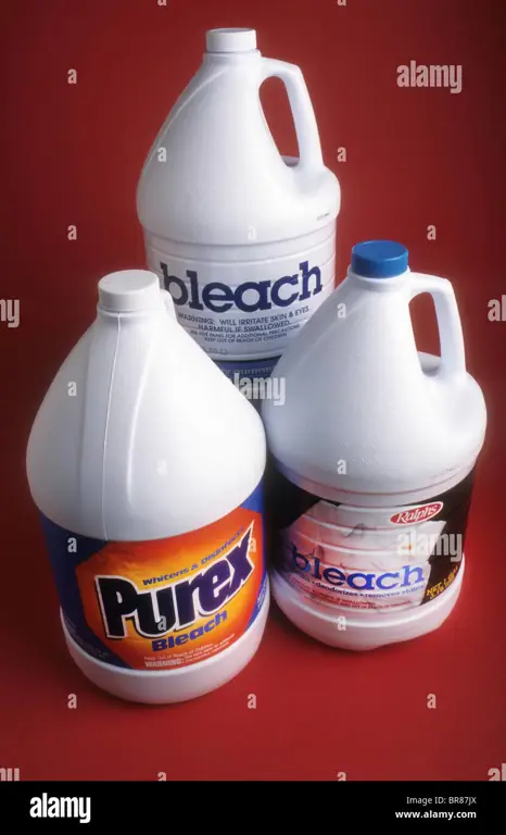 Berbagai botol bleach dengan merek yang berbeda