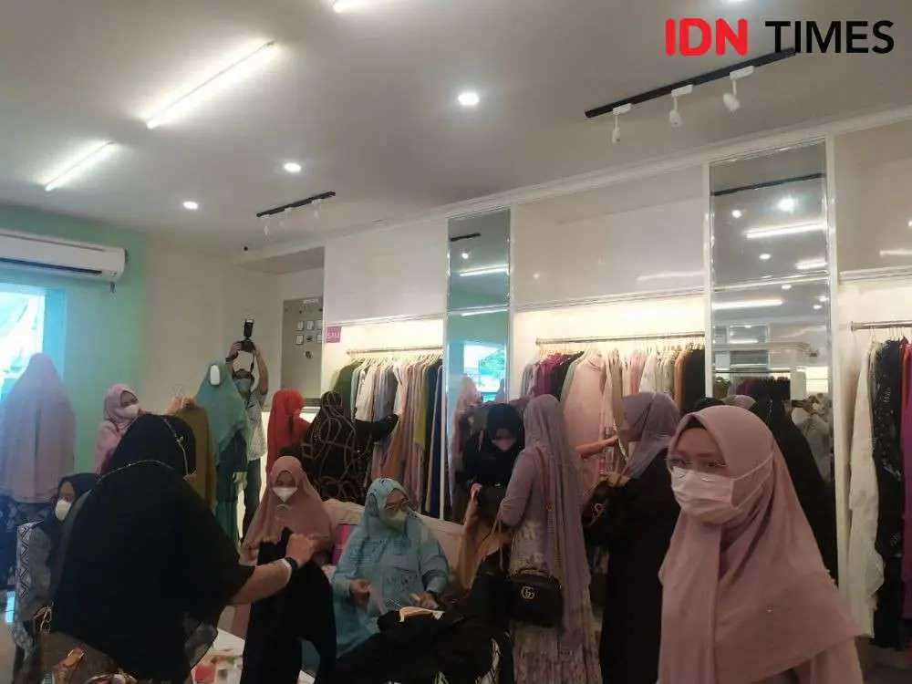 Koleksi baju wanita di butik Bandar Lampung