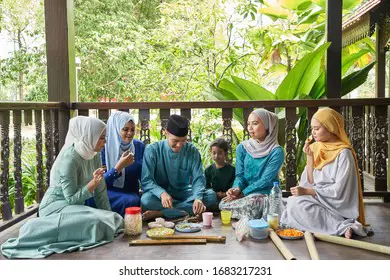 Orang-orang berbuka puasa bersama di Bandar Lampung