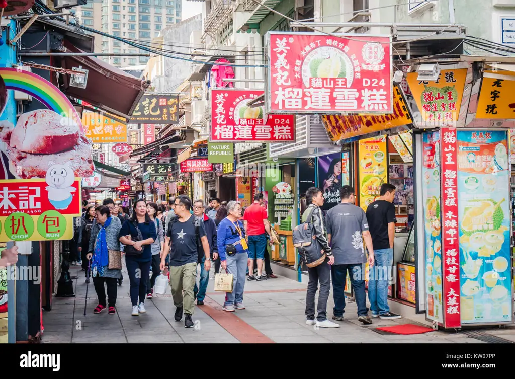 Jalanan perbelanjaan di Macau yang ramai dan menawarkan berbagai macam oleh-oleh