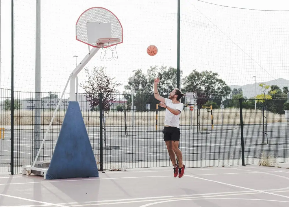 Pemain bola basket sedang berlatih layup