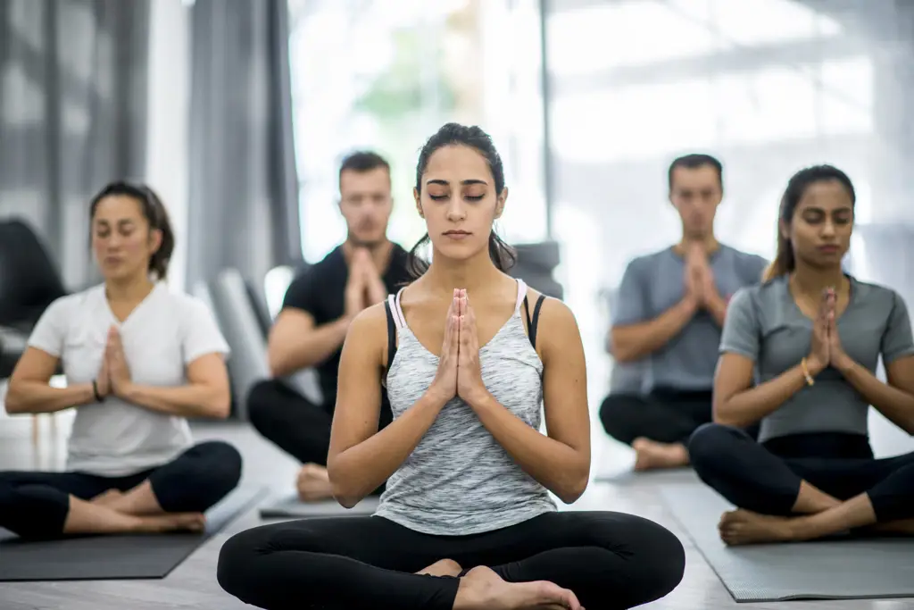 Gambar orang-orang bahagia sedang bermeditasi bersama