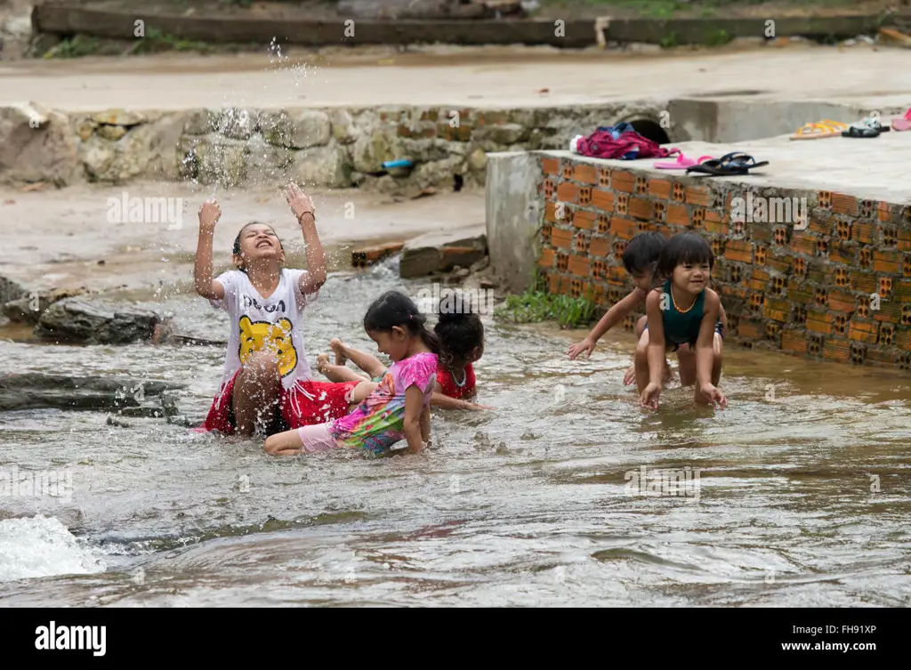 Orang-orang berenang di kolam renang Kamboja