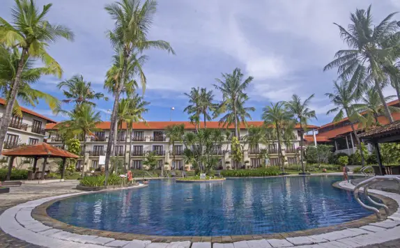 Kolam renang Hotel De Green Bandar Lampung yang menyegarkan