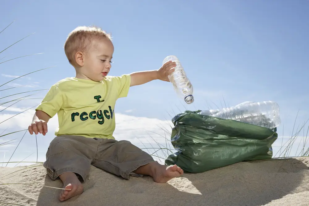 Kegiatan pembersihan sampah plastik di laut