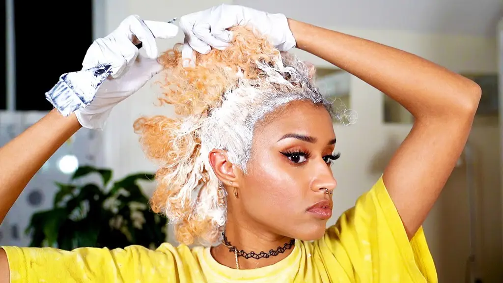 Wanita sedang melakukan bleaching rambut di rumah