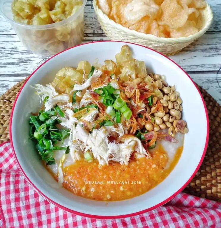 Seporsi bubur ayam dengan berbagai macam topping di Bandar Lampung