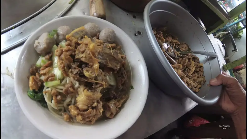 Gerobak bubur ayam di pinggir jalan di Bandar Lampung