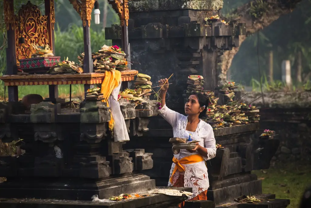 Gambar yang menggambarkan budaya dan tradisi Indonesia