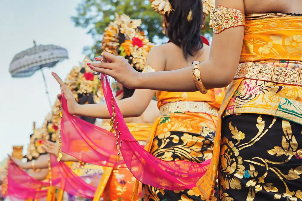 Gambar yang menggambarkan budaya tradisional Indonesia