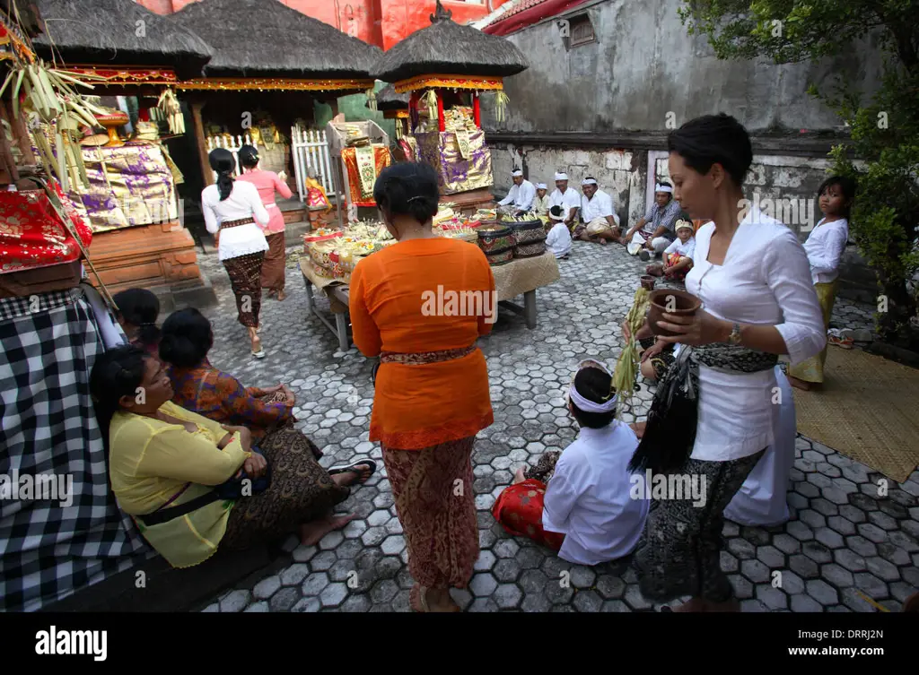 Penggunaan bunga kamboja bali merah dalam upacara keagamaan Hindu di Bali