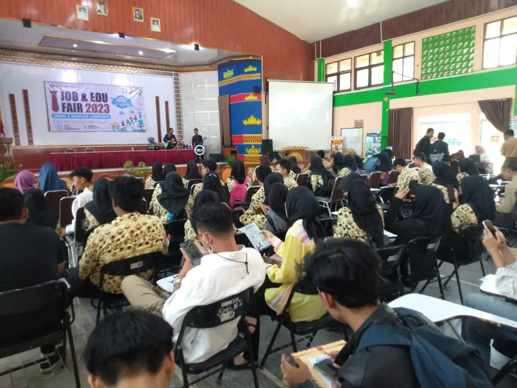 Suasana ramai bursa kerja di Bandar Lampung