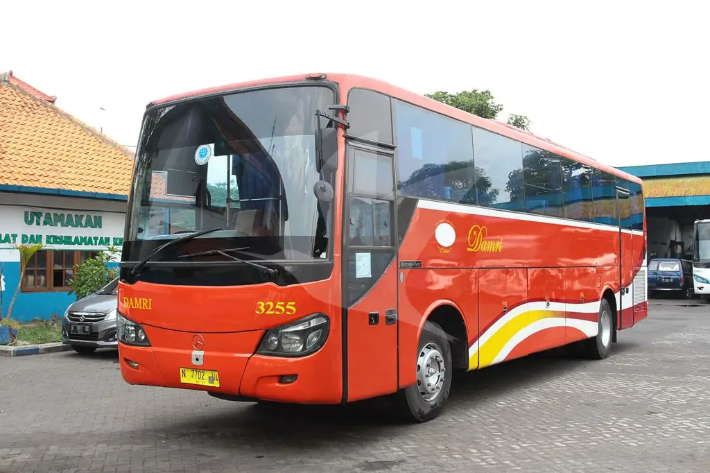 Bus Damri menuju bandara