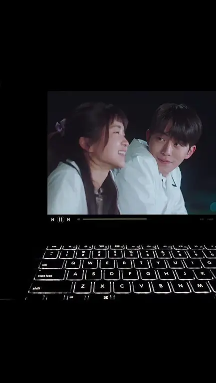 Gambar seseorang menonton drama Korea di laptop