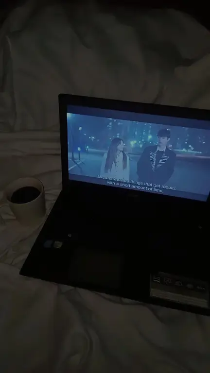 Menonton drama Korea di laptop