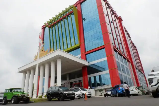 Gedung perkantoran modern di Bandar Lampung.