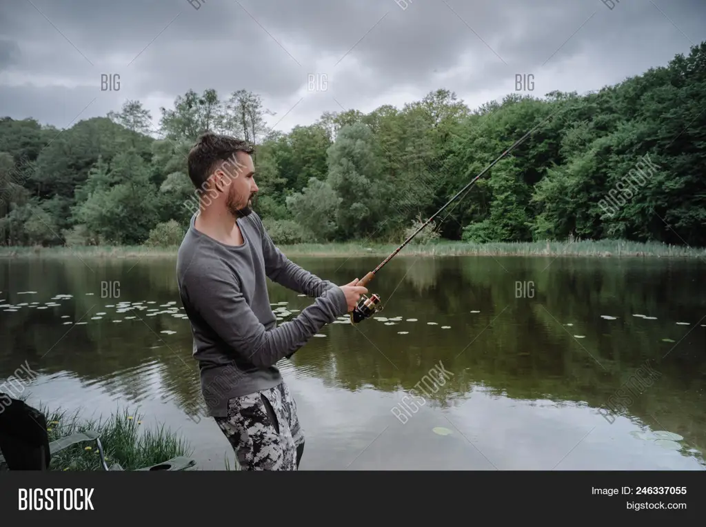 Pemancing sedang melakukan casting di danau