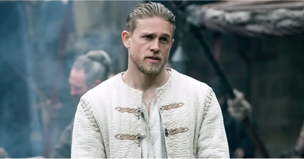 Charlie Hunnam memerankan Raja Arthur dalam film ini Charlie Hunnam sebagai Raja Arthur