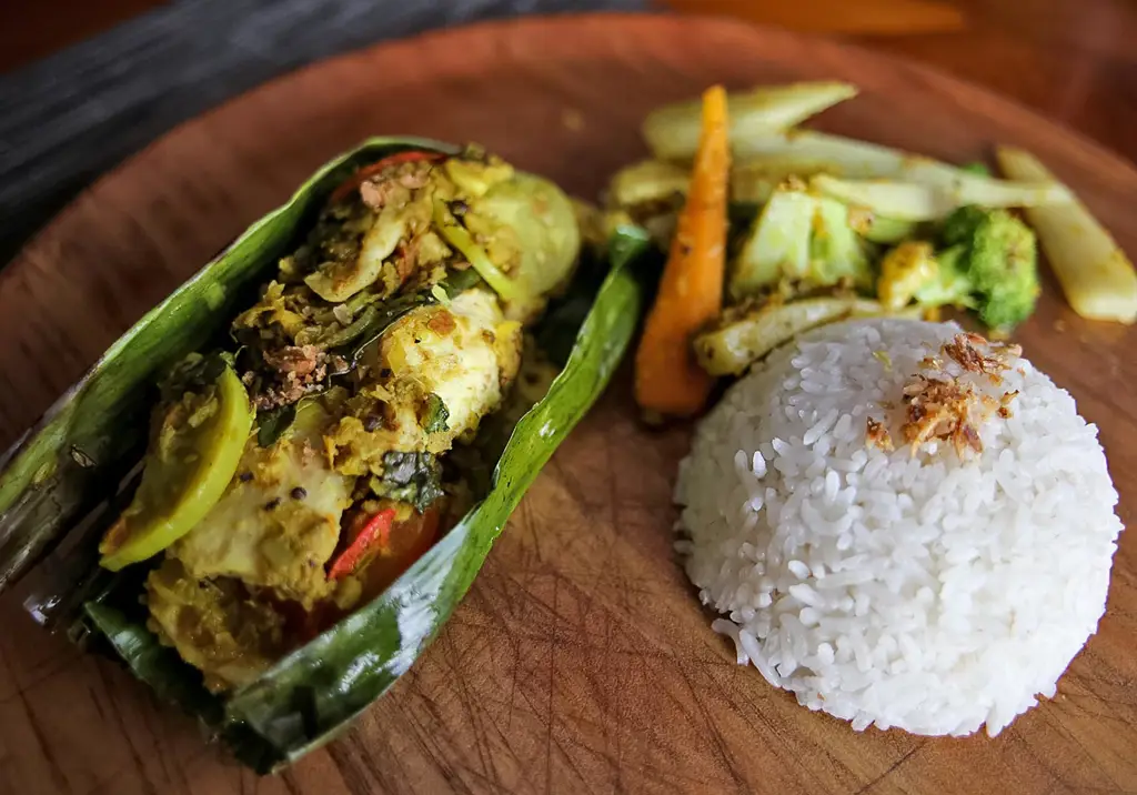 Chef Indonesia sedang memasak