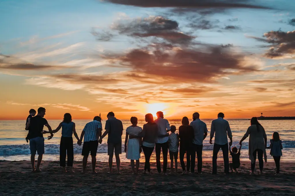 Gambar yang menggambarkan hubungan keluarga yang positif dan penuh kasih sayang