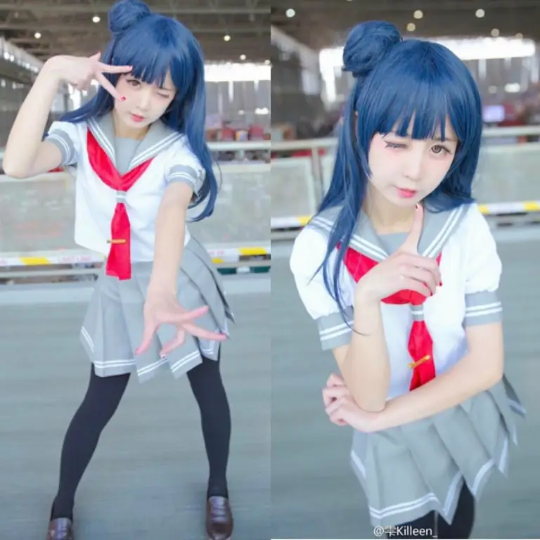 Cosplay anime dengan pose yang sugestif