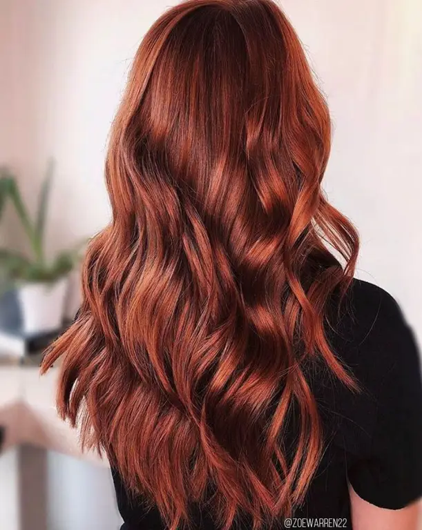 Wanita dengan rambut berwarna coppery brown tanpa bleaching