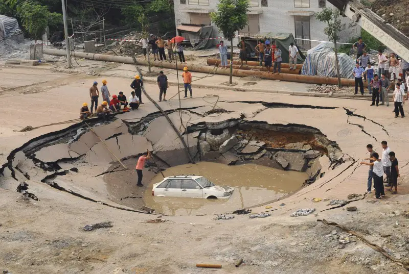 Kerusakan infrastruktur akibat sinkhole