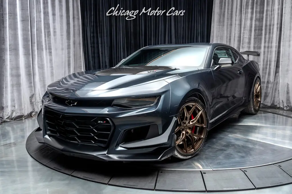 Sebuah mobil Pontiac GTO klasik yang telah dimodifikasi dengan sentuhan modern