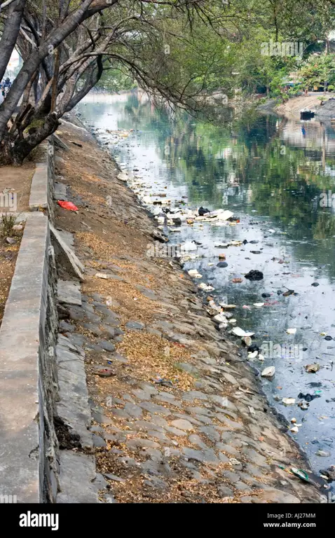 Sungai tercemar di Indonesia