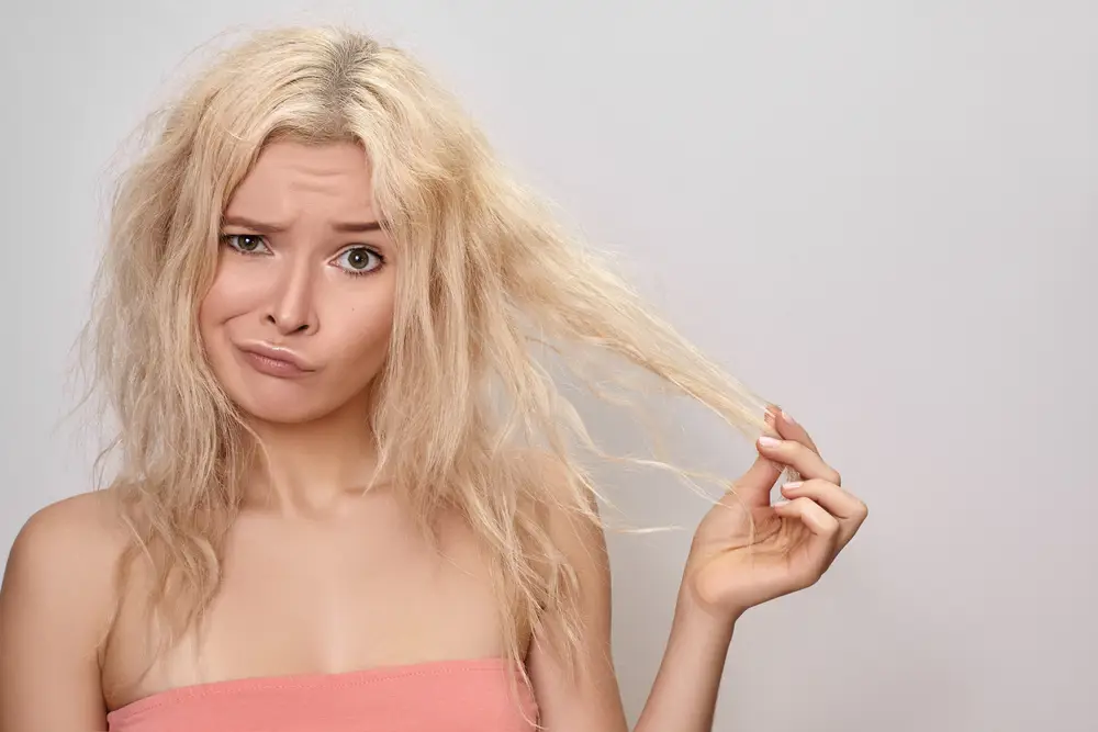 Gambar rambut rusak akibat bleaching yang tidak tepat