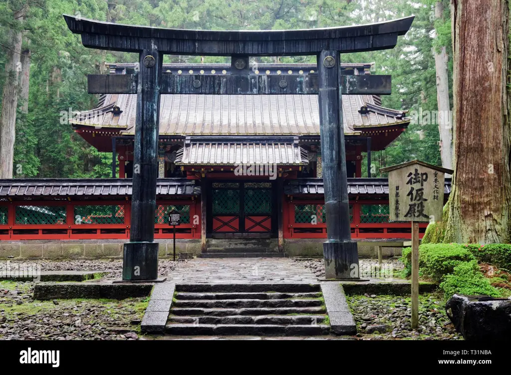 Gerbang tradisional Jepang yang terbuat dari kayu